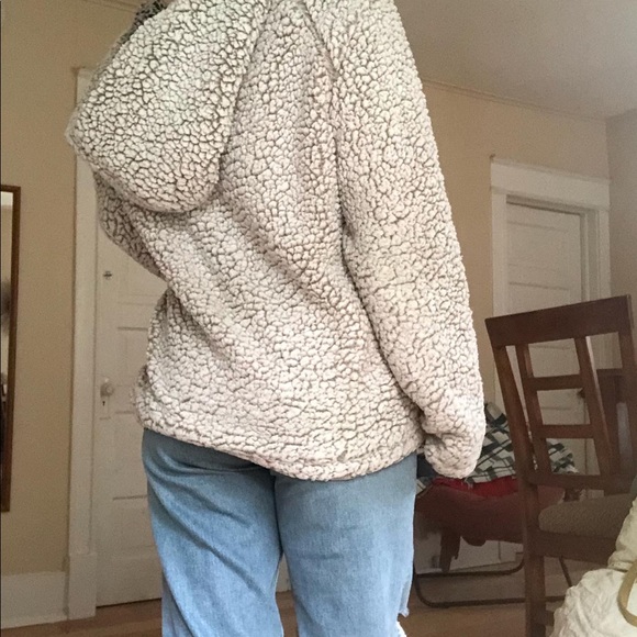 Cream colored hooded fleece - Picture 2 of 2